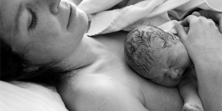 Επαφή δέρμα με δέρμα Η επαφή δέρμα με δέρμα αμέσως μετά τον τοκετό αποτελεί μια αυθόρμητη ενστικτώδη πράξη που αποσκοπεί στην προστασία του νεογέννητου.