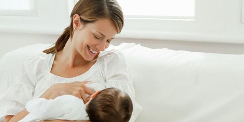 μητρικός-θηλαμσός O θηλασμός είναι μια πράξη αγάπης και προσφοράς προς το μωρό. Αποτελεί την επιτομή της μητρικής τέχνης και μια καταπληκτική εμπειρία για τις μανούλες.