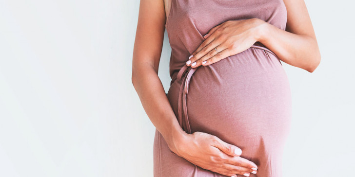 kontino-gynaika-koilia-eguos-egimosini Η άδεια μητρότητας είναι άδεια και επίδομα που χορηγούνται στις μητέρες στην εγκυμοσύνη για την προστασία της μητρότητας με επιδότηση του ασφαλιστικού φορέα