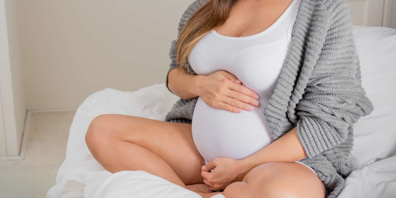 1268737-zwitsal-zwangere-vrouw-die-aan-buik-voelt-small Η άδεια μητρότητας είναι άδεια και επίδομα που χορηγούνται στις μητέρες στην εγκυμοσύνη για την προστασία της μητρότητας με επιδότηση του ασφαλιστικού φορέα