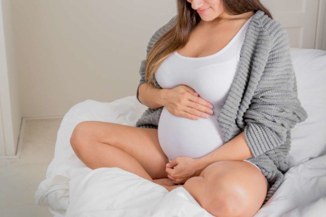 1268737-zwitsal-zwangere-vrouw-die-aan-buik-voelt-small Η άδεια μητρότητας είναι άδεια και επίδομα που χορηγούνται στις μητέρες στην εγκυμοσύνη για την προστασία της μητρότητας με επιδότηση του ασφαλιστικού φορέα