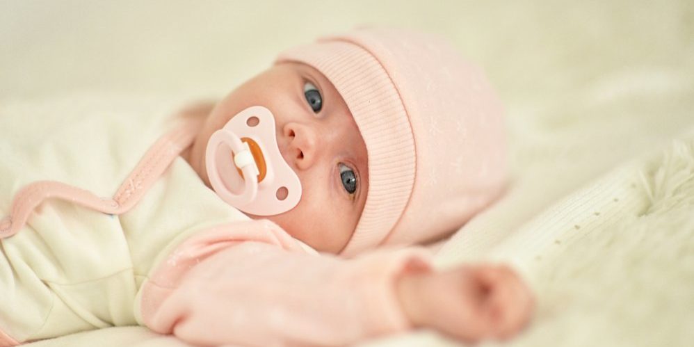 shutterstock_540080734-e1491290694676 Όλα τα μωρά γεννιούνται με την ανάγκη και την δεξιότητα της θηλαστικής κίνησης και του πιπιλίσματος. Το all4baby σας δίνει πληροφορίες για την πιπίλα στο μωρό.