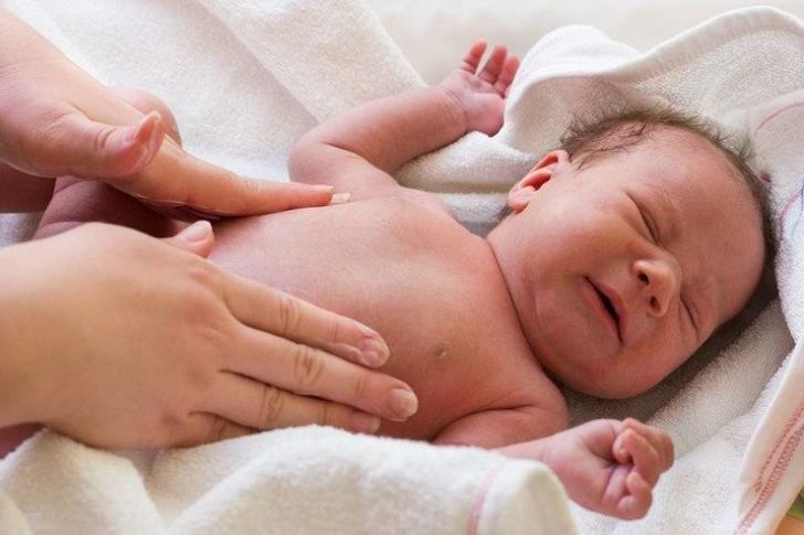 Οι κολικοί περιγράφουν μια αλλοπρόσαλη συμπεριφορά του μωρού σας που εκδηλώνεται με έντονο κλάμα από την 3η εβδομάδα της ζωής έως και τον τρίτο μήνα.