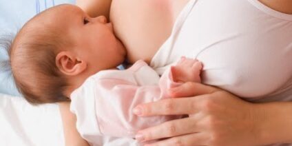 breastfeeding1-425×250 Οι βουλωμένοι γαλακτοφόροι πόροι παρουσιάζονται συχνά στο θηλασμό και ίσως σας προβληματίσουν, είτε κατά τη διάρκεια είτε μεταξύ των θηλασμών.