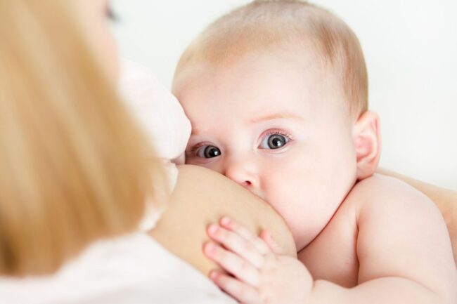 mitrikos-thilasmos Μέσα από το μητρικό θηλασμό είναι συνήθως επαρκής η ανάπτυξη του μωρού σας. Υπάρχουν όμως και περιπτώσεις που δεν είναι ικανοποιητικός.