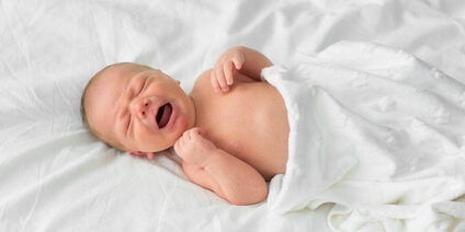 The newborn cries. One week age Στη διάρκεια του πρώτου χρόνου της ζωής το κλάμα του μωρού αλλάζει ακολουθώντας κατά κάποιο τρόπο και τη νευρολογική ανάπτυξη του μωρού σας.