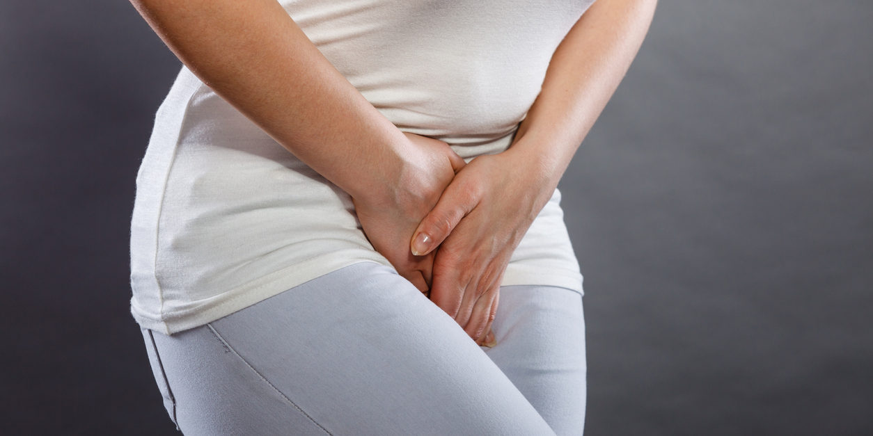 woman with hands holding her crotch Η μαία μας Γεωργία Λεζέ μοιράζεται μαζί σας γνώση και εμπειρία και σας εξηγεί αναλυτικά τα αίτια της συχνοουρίας στην εγκυμοσύνη
