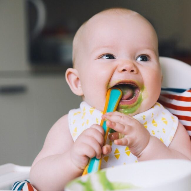 feeding-messy-smiling-baby-eating-with-a-spoon-in-high-chair-babys-picture-id949265170 Ο χρόνος αλλά και ο τρόπος που εισάγουμε στερεές τροφές είναι σημαντικά στοιχεία για την διατήρηση της καλής υγείας του μωρού σας.