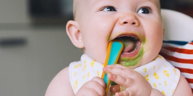 feeding-messy-smiling-baby-eating-with-a-spoon-in-high-chair-babys-picture-id949265170 Ο χρόνος αλλά και ο τρόπος που εισάγουμε στερεές τροφές είναι σημαντικά στοιχεία για την διατήρηση της καλής υγείας του μωρού σας.