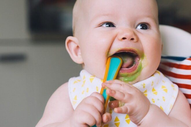 Ο χρόνος αλλά και ο τρόπος που εισάγουμε στερεές τροφές είναι σημαντικά στοιχεία για την διατήρηση της καλής υγείας του μωρού σας.