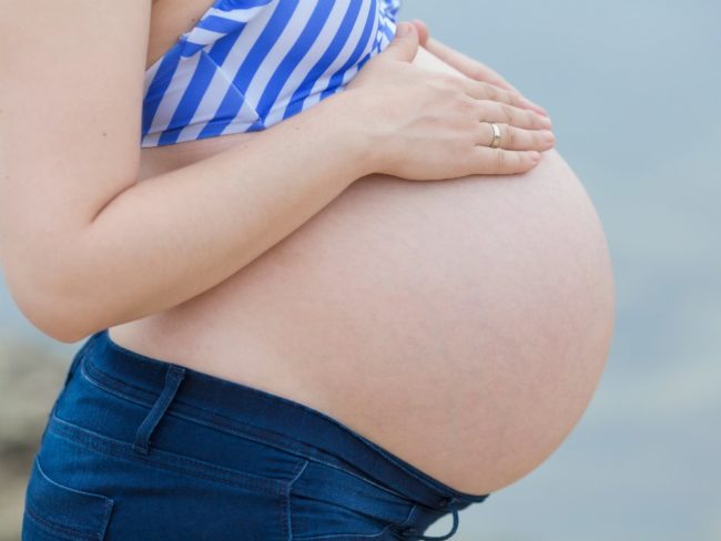 ragades-egkimosuni Οι ραγάδες στην εγκυμοσύνη είναι από τις πιο κοινές αισθητικές ανησυχίες της νέας μαμάς. Η μαία μας Γεωργία Λεζέ σας συμβουλεύει σχετικά με την πρόληψη και αντιμετώπισή τους.