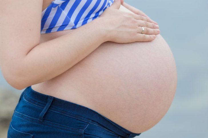 Οι ραγάδες στην εγκυμοσύνη είναι από τις πιο κοινές αισθητικές ανησυχίες της νέας μαμάς. Η μαία μας Γεωργία Λεζέ σας συμβουλεύει σχετικά με την πρόληψη και αντιμετώπισή τους.