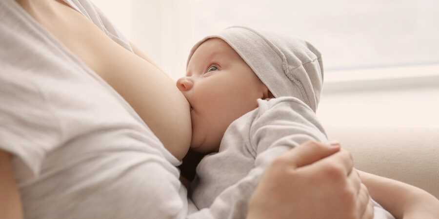 Young woman breastfeeding her little baby at home Αν ψάχνετε ποιο θήλαστρο να αγοράσετε, διαβάστε αυτό τον οδηγό πριν την τελική σας απόφαση. Η μαία μας Γεωργία Λεζέ σας εξηγεί αναλυτικά!