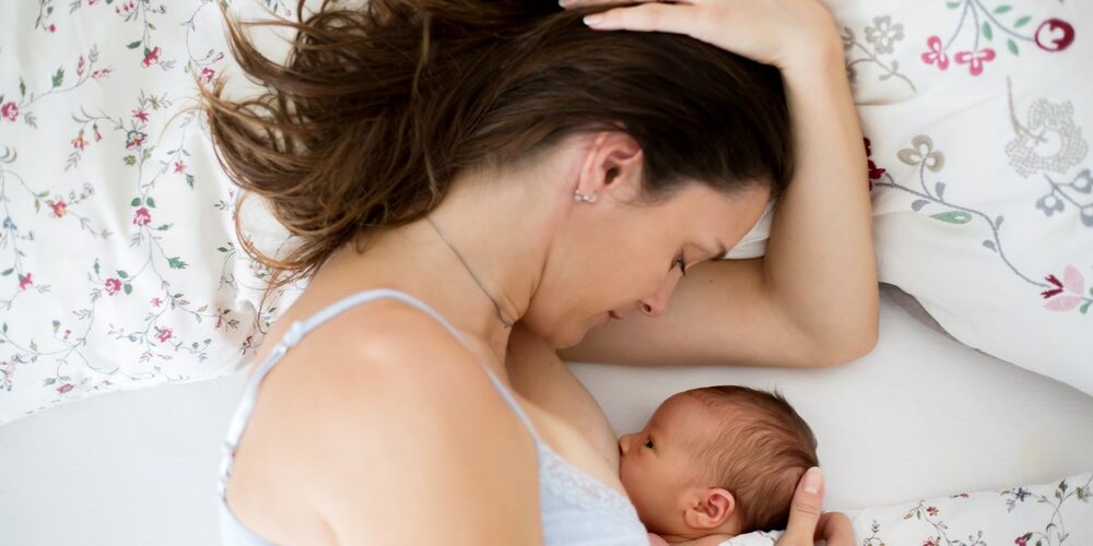 mitrikos-thilasmos Οι περισσότερες νέες μαμάδες περνούν μία περίοδο προβληματισμού για το κατά πόσο η παραγωγή τους σε μητρικό γάλα στο θηλασμό επαρκεί για το μωρό τους.