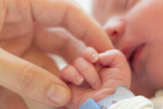 Το μόνο που μπορεί να σας ενοχλήσει τις πρώτες μέρες στο μαιευτήριο αυτές τις στιγμές είναι τα δικαιολογητικά της ελληνικής γραφειοκρατίας.