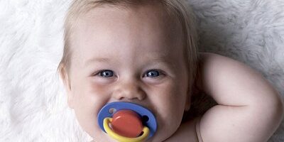 πιπιλα Η πιπίλα είναι ένα αξεσουάρ που έχει συνδεθεί με την εικόνα ενός μωρού, η οποία έχει περάσει αναπόσπαστη και χωρίς κριτική στο υποσυνείδητο των γονέων.