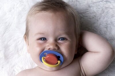 Η πιπίλα είναι ένα αξεσουάρ που έχει συνδεθεί με την εικόνα ενός μωρού, η οποία έχει περάσει αναπόσπαστη και χωρίς κριτική στο υποσυνείδητο των γονέων.