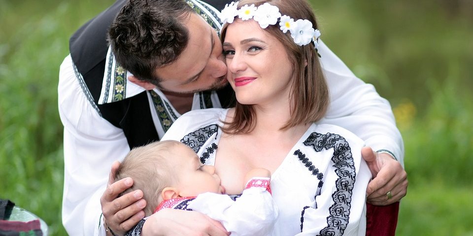 Πως μπορεί ο μπαμπάς να βοηθήσει στο θηλασμό;