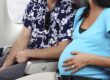 Εάν η εγκυμοσύνη σας είναι χαμηλού κινδύνου και δεν παρουσιάζει επιπλοκές, δε χρειάζεται να περιορίσετε ιδιαίτερα τις μετακινήσεις σας με αεροπλάνο.