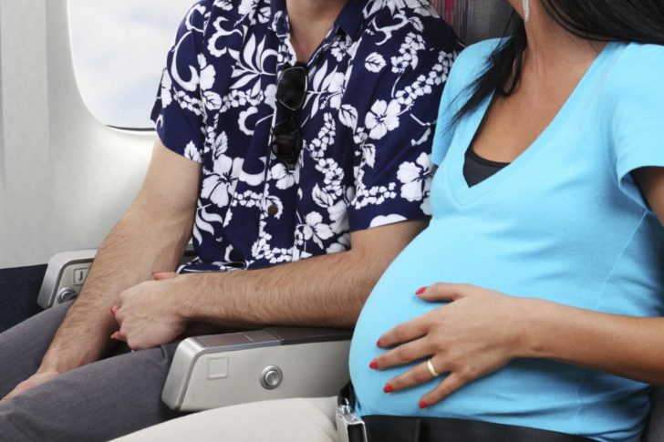 Εάν η εγκυμοσύνη σας είναι χαμηλού κινδύνου και δεν παρουσιάζει επιπλοκές, δε χρειάζεται να περιορίσετε ιδιαίτερα τις μετακινήσεις σας με αεροπλάνο.