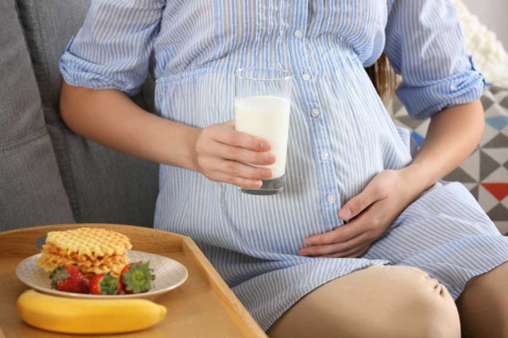 Πώς θα περιορίσετε τα συμπτώματα στην εγκυμοσύνη με τη διατροφή; Η έμπειρη μαία μας Γεωργία Λεζέ σας αναλύει τρόπους που θα σας βοηθήσουν.