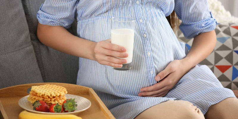 pregnant-woman-with-glass-of-milk-1296×864 Πώς θα περιορίσετε τα συμπτώματα στην εγκυμοσύνη με τη διατροφή; Η έμπειρη μαία μας Γεωργία Λεζέ σας αναλύει τρόπους που θα σας βοηθήσουν.