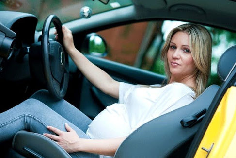 Οι υποχρεώσεις και η επιθυμία για ξεκούραση δε σταματούν. Η μαία μας Γεωργία Λεζέ εξηγεί όλα όσα χρειάζεστε για τα ταξίδια με αυτοκίνητο στην εγκυμοσύνη.