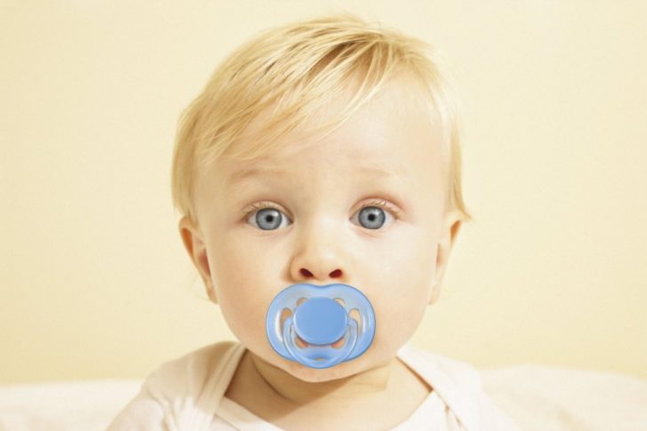 Η πιπίλα αποτελεί αντικείμενο τριβής και διχογνωμίας μεταξύ επαγγελματιών υγείας και γονέων. Η μαία μας Γεωργία Λεζέ σας εξηγεί πότε και πώς να χρησιμοποιήσετε την πιπίλα στο μωρό σας.