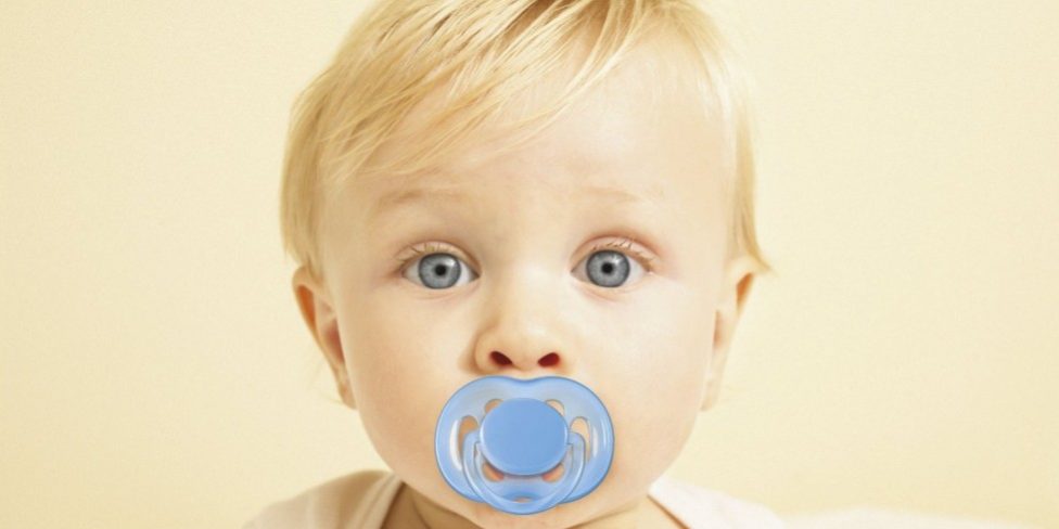πιπιλα Η πιπίλα αποτελεί αντικείμενο τριβής και διχογνωμίας μεταξύ επαγγελματιών υγείας και γονέων. Η μαία μας Γεωργία Λεζέ σας εξηγεί πότε και πώς να χρησιμοποιήσετε την πιπίλα στο μωρό σας.